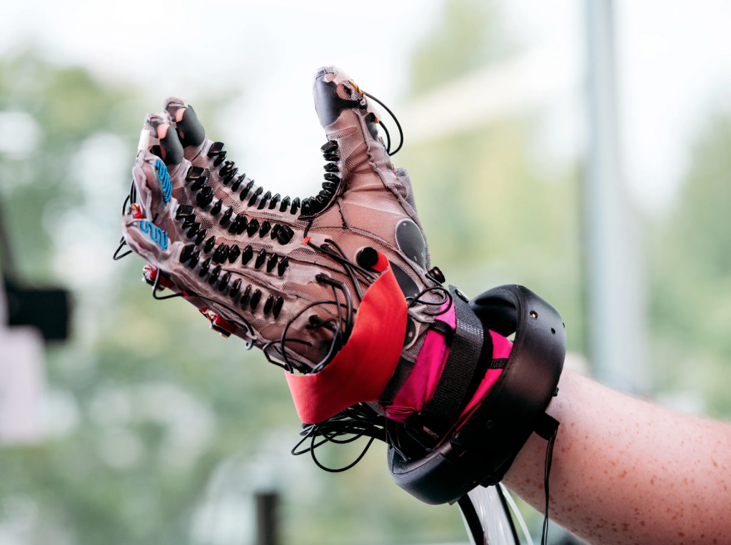 Haptic feedback glove